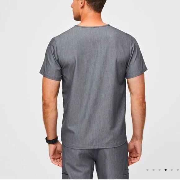 Figs Men’s Leon Three-Pocket Scrub Top Charcoal Heather Gray V-Neck Scrub Shirt - Picture 2 of 13